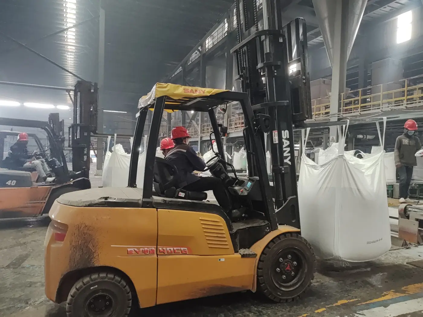 Xe nâng điện Sany nâng bao hàng trong nhà máy
