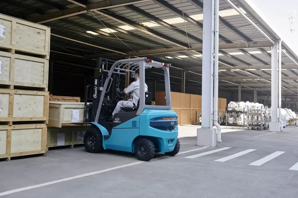 Xe nâng điện Baoli ở bến xuất hàng