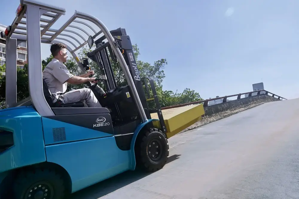 Xe nâng điện Baoli lên dốc ngoài trời