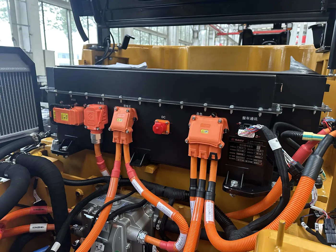 Khoang pin lithium và dây cao áp của xe nâng điện Sany