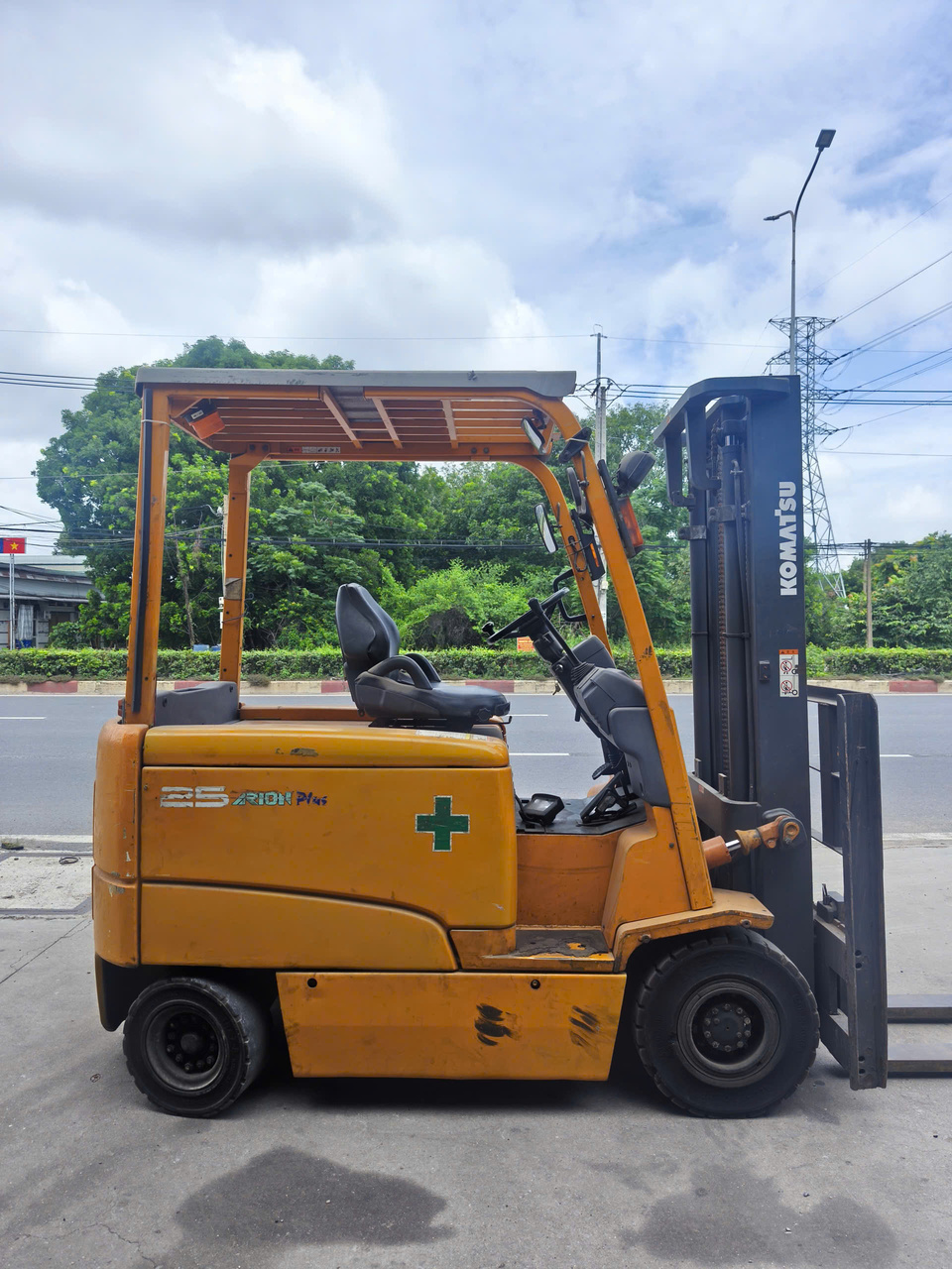 Xe nâng điện cũ Komatsu FB20EXG-11 2 tấn đời 2012 – khung V 3 m
