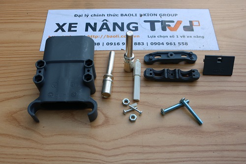 Giắc kết nối ắc quy xe nâng 320A cổng đực · P.00340