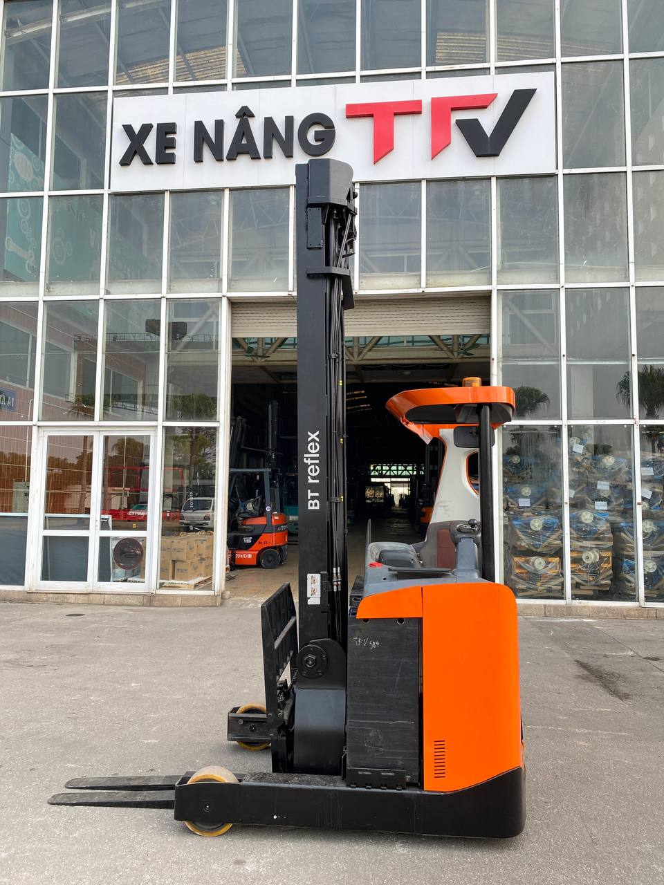 Xe nâng reach truck cũ BT RRE160 1,6 tấn đời 2011 – khung 3 tầng 8,5 m