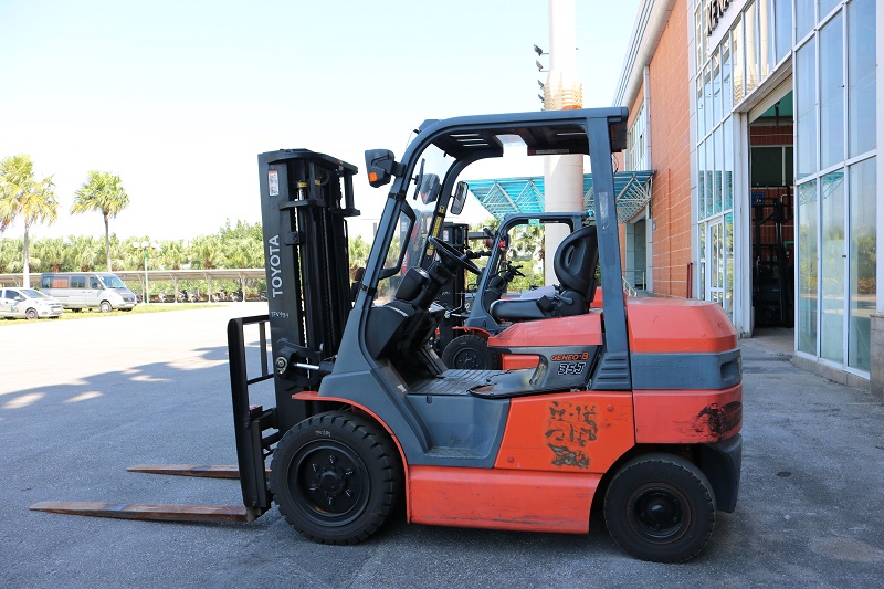 Xe nâng điện cũ Toyota 7FBJ35 3,5 tấn đời 2011