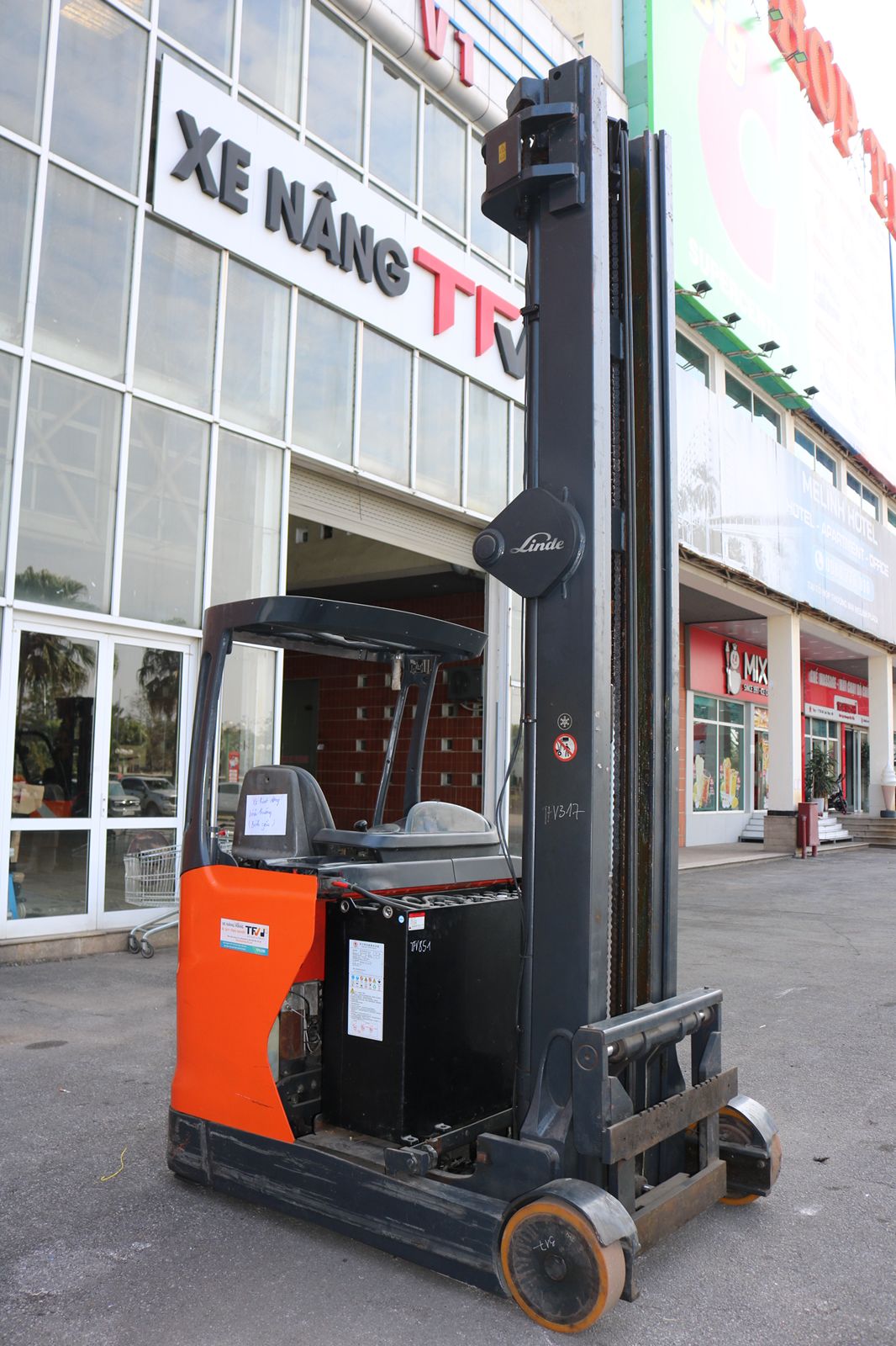 Xe nâng reach truck cũ Linde R20-01 2 tấn đời 2014 – khung 3 tầng 9,75 m