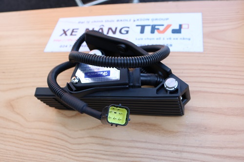 Bàn đạp chân ga xe nâng Komatsu FB10-25-12, FB20-30-11 · 3BA-37-69114
