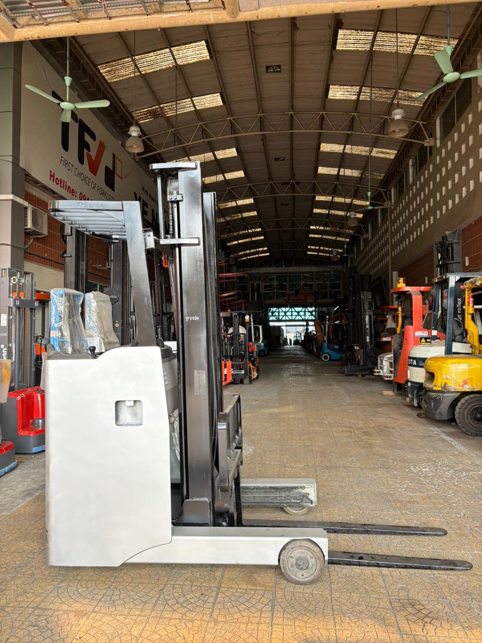 Xe nâng reach truck cũ Nissan U01F15 1,5 tấn đời 2011 – khung V 4 m