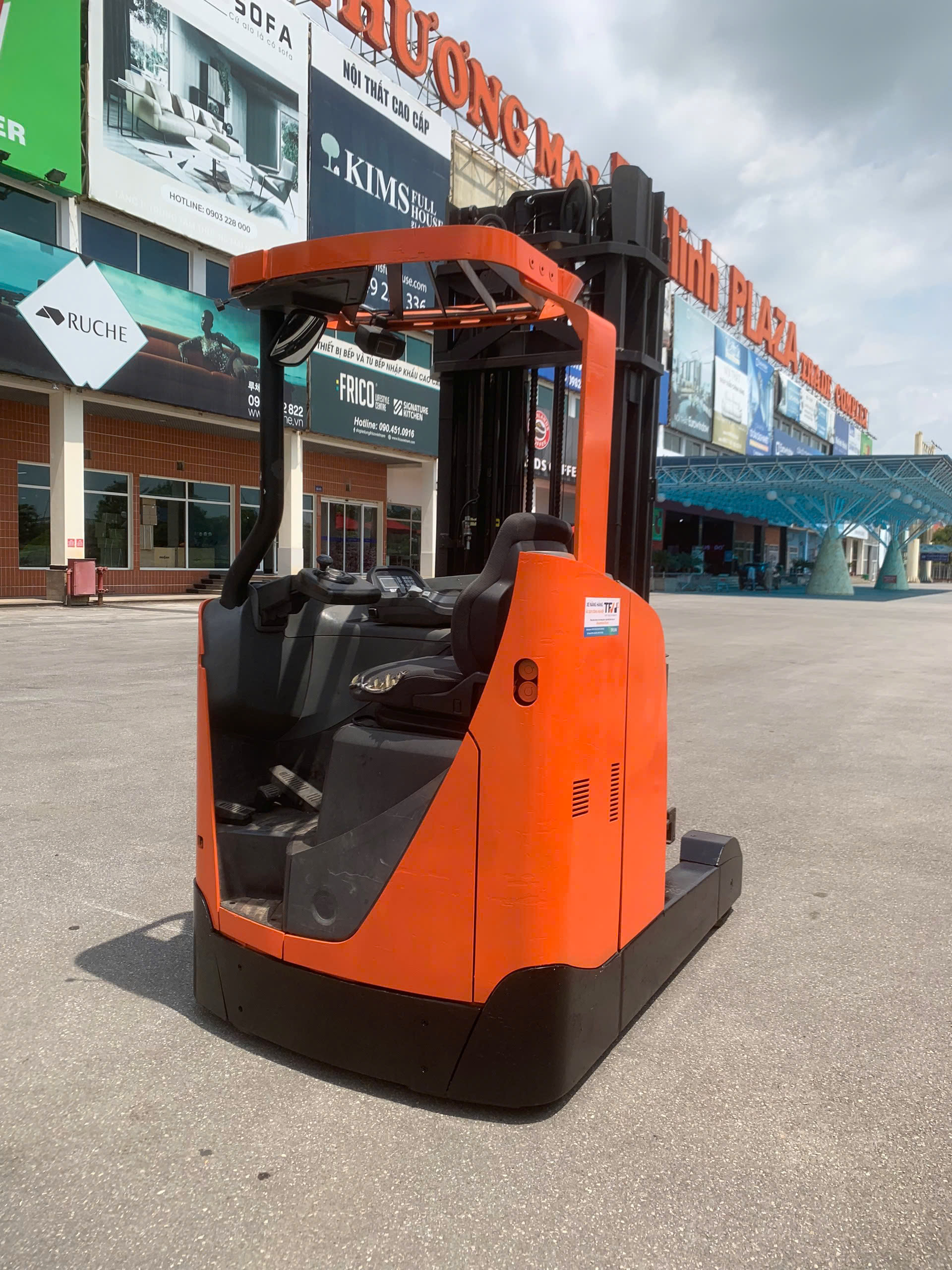 Xe nâng reach truck cũ BT RRE200 2 tấn đời 2011 – khung 3 tầng 8 m