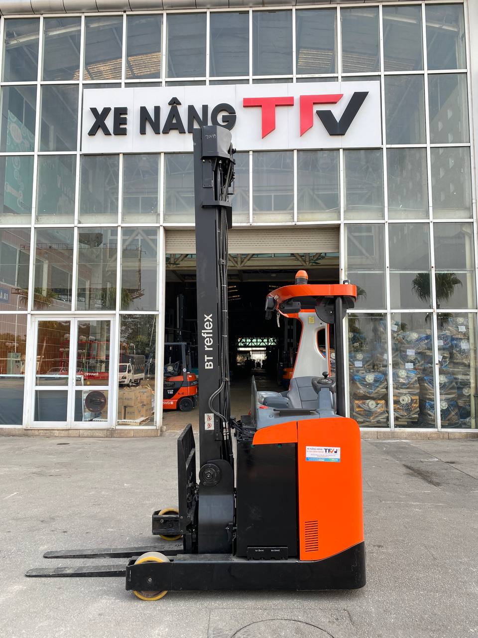 Xe nâng reach truck cũ BT RRE160 1,6 tấn đời 2012 – khung 3 tầng 9 m