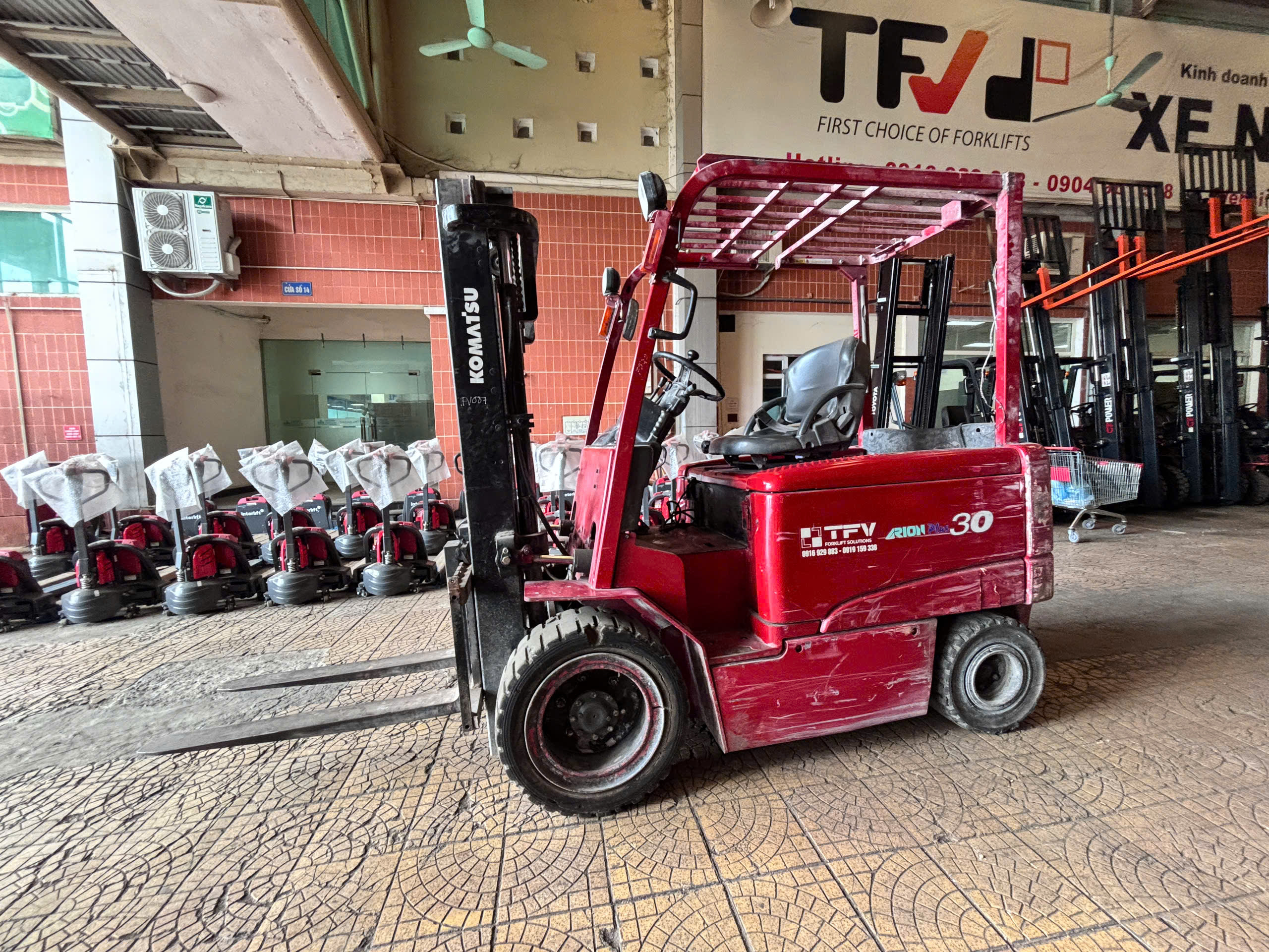 Xe nâng điện cũ Komatsu FB30-11 3 tấn đời 2008 – khung V 3 m