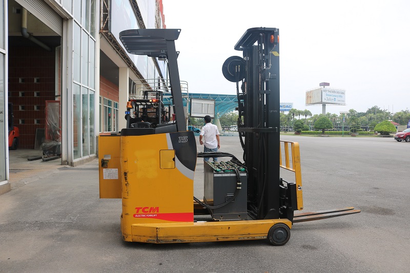 Xe nâng reach truck cũ TCM FRHB15-8W1 đời 2012 – khung 3 tầng 5,5 m