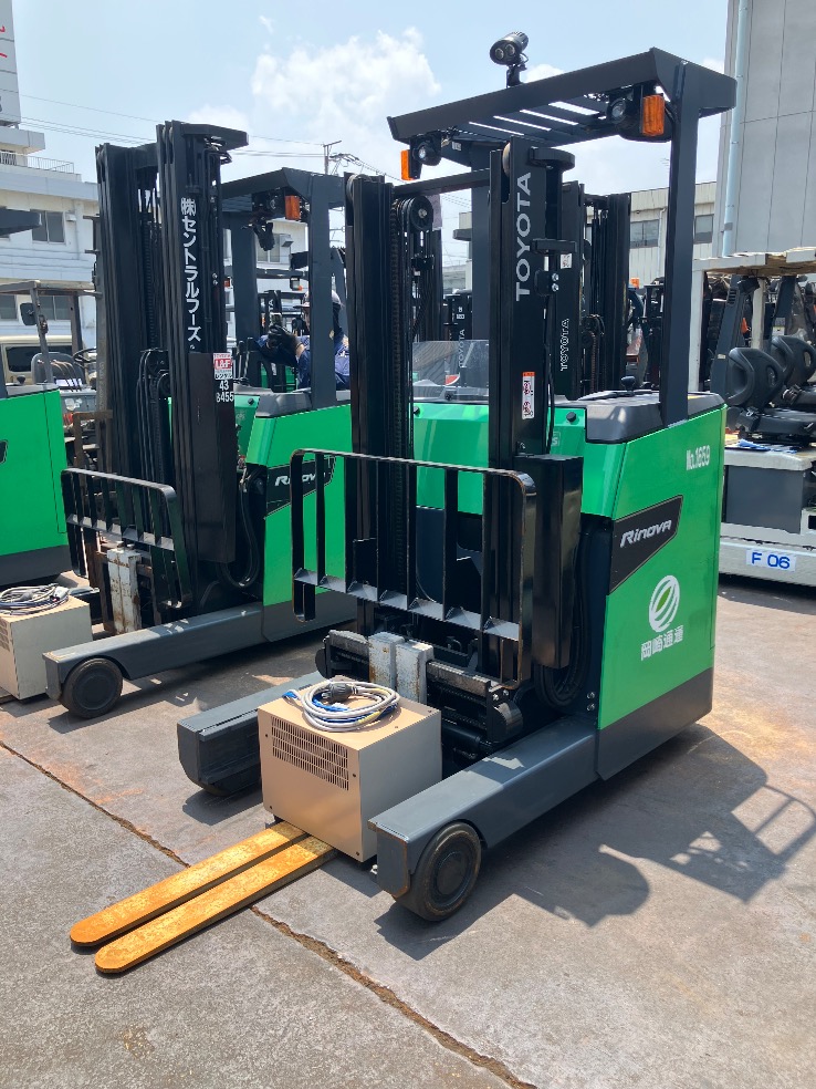 Xe nâng reach truck cũ Toyota 8FBR15 2022 – khung V 3m, có dịch giá