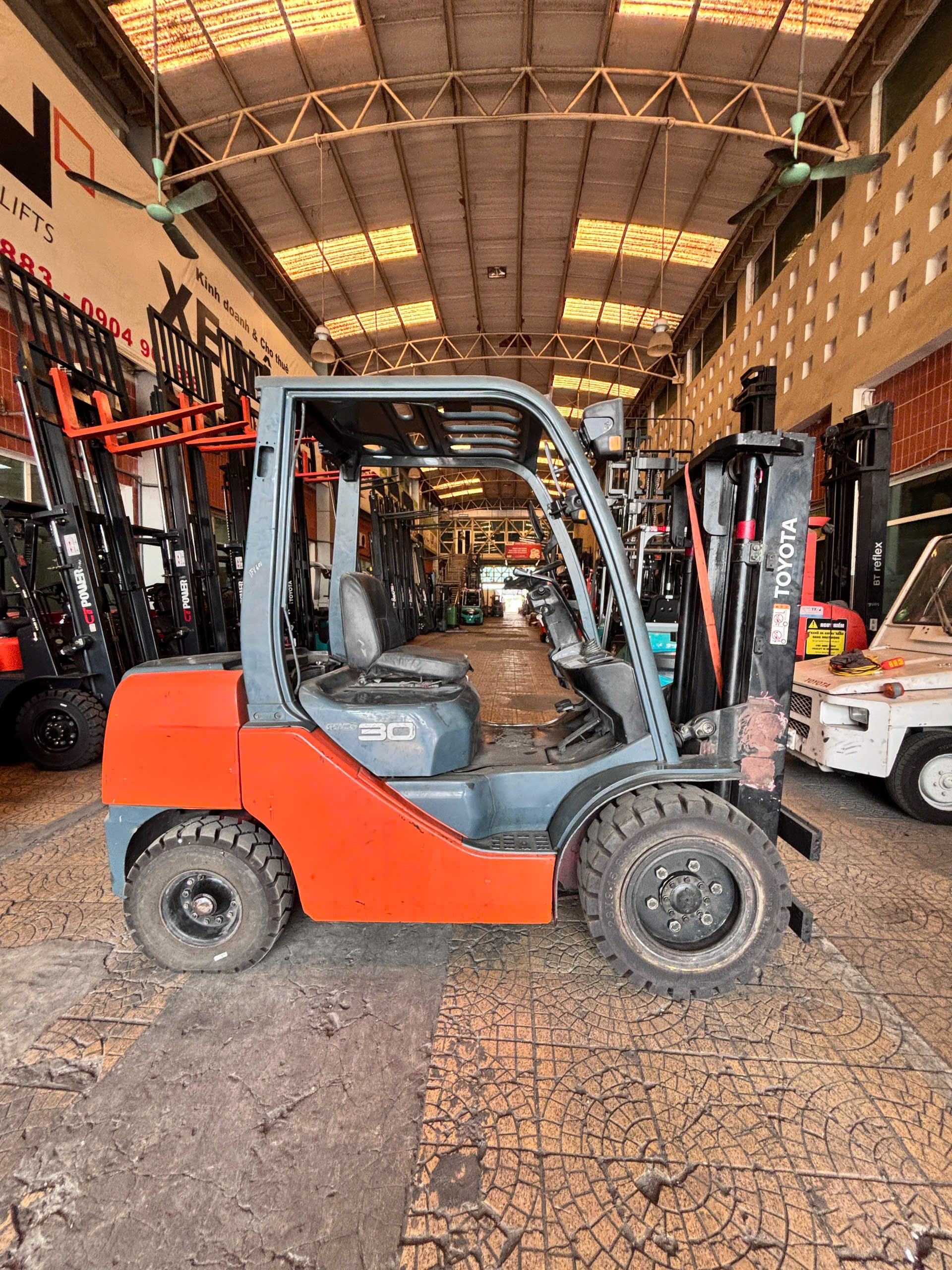 Xe nâng dầu cũ Toyota 62-8FD30 3 tấn đời 2011 – khung 2 tầng đã thay, nâng 3 m