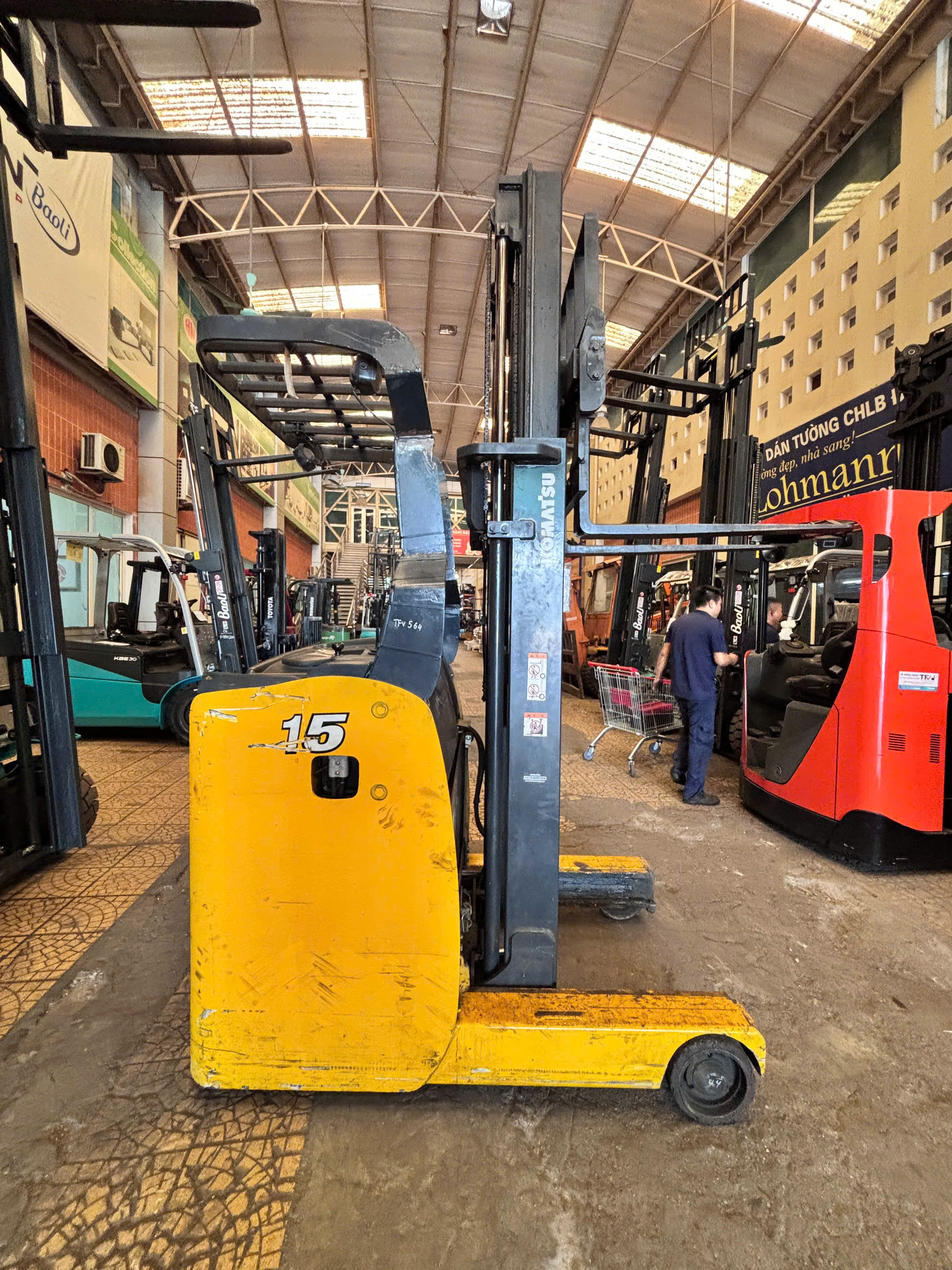 Xe nâng reach truck cũ Komatsu FB15RL-14 1,5 tấn đời 2008 – khung V 3 m