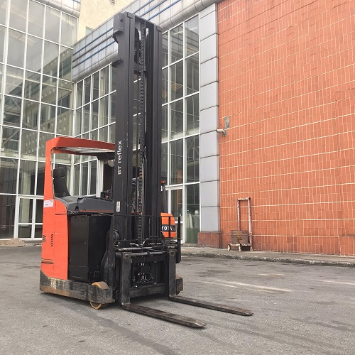 Xe nâng reach truck cũ BT RRE160E 1,6 tấn đời 2011 – khung 3 tầng 8,5 m