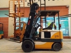 Xe nâng điện 2.5 TCM FB25-6, Khung V4000. Số khung: 77P02489. Mã XC.B25TCD40.00031