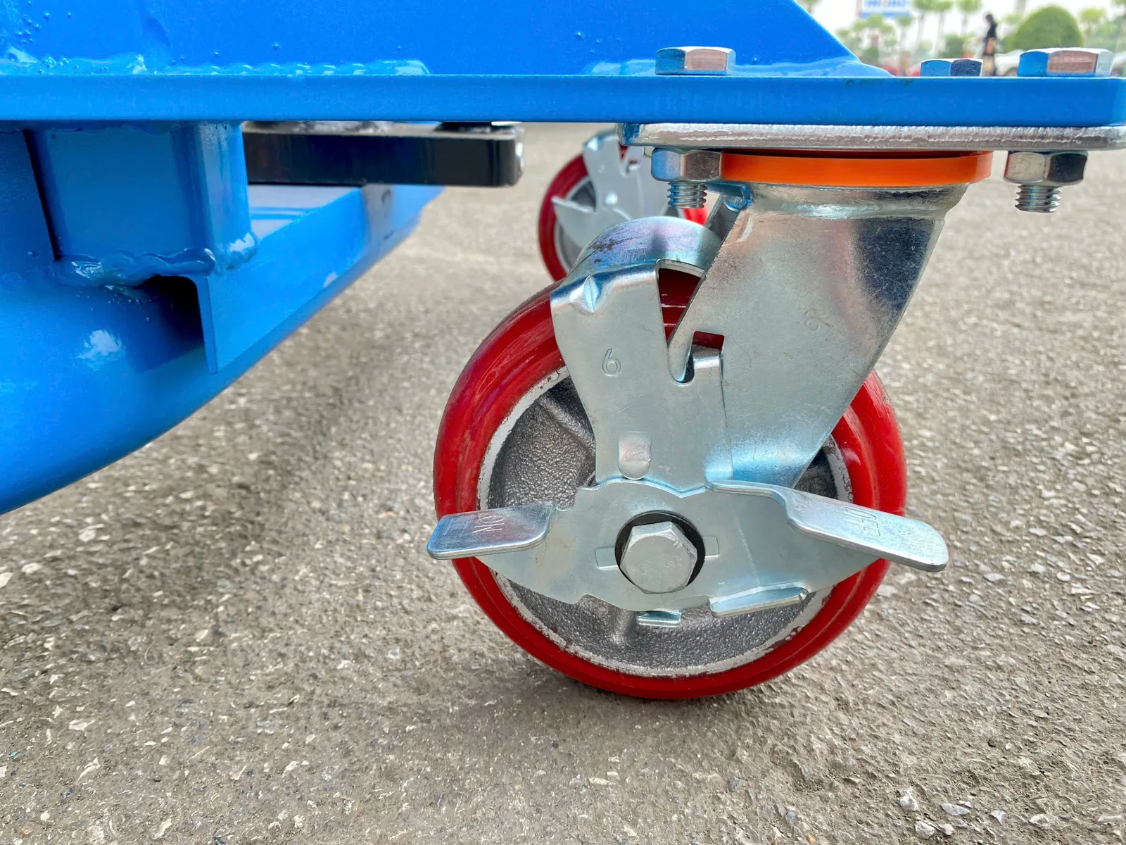 Bánh xoay PU có khóa của xe nâng phuy Interlift 350 kg