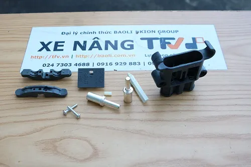 Mặt tiếp điểm giắc ắc quy xe nâng 80A cổng đực P.00337