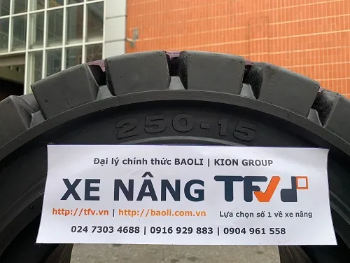 Cỡ lốp xe nâng 250-15 in nổi trên hông lốp đặc