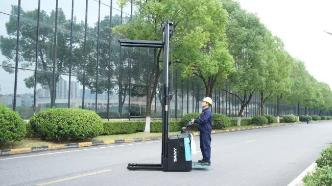 Xe nâng stacker Sany chạy thử trên đường nội bộ