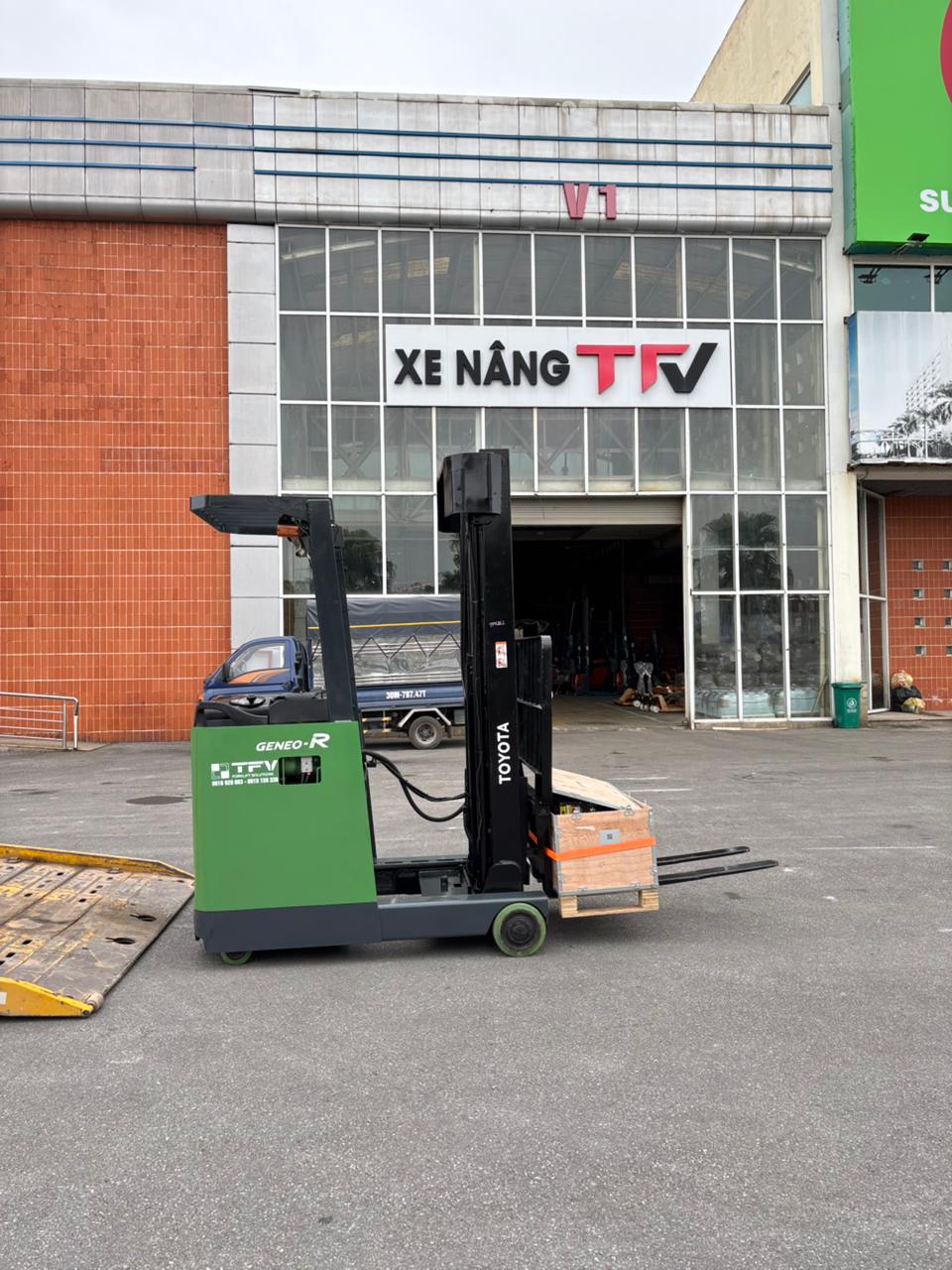 Xe nâng Reach Truck đứng lái