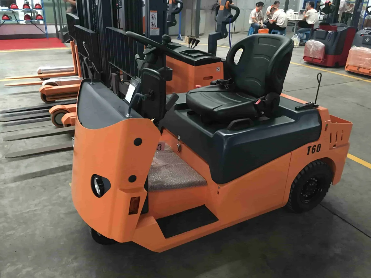 Xe kéo điện Zowell XTH60: ghế treo rộng, bậc lên thấp, nút nhích xe