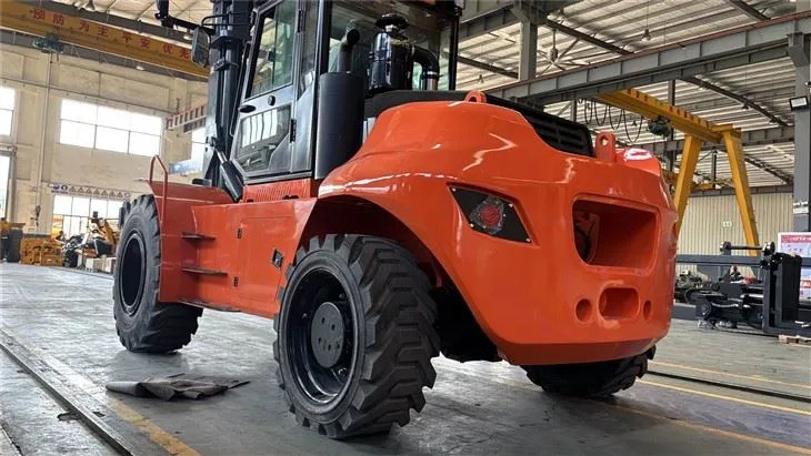 Xe nâng địa hình SOCMA HNY80 phía sau và lốp lớn