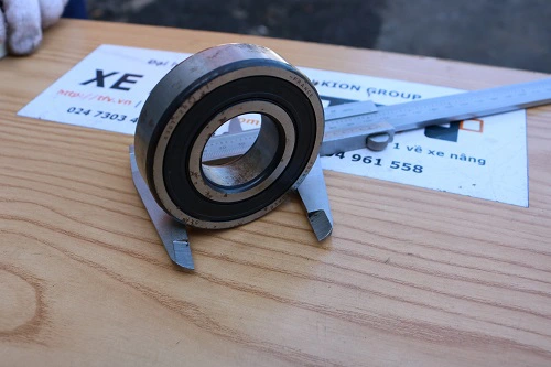 Vòng bi xe nâng kích thước 35*80*21 mã 6307-2RSI hiệu SKF, hàng mới 100%. Mã P.0471