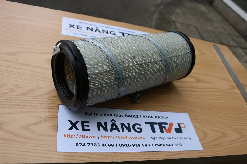 Lọc gió xe nâng Sakura A-8505 đặt trên bàn tại kho TFV
