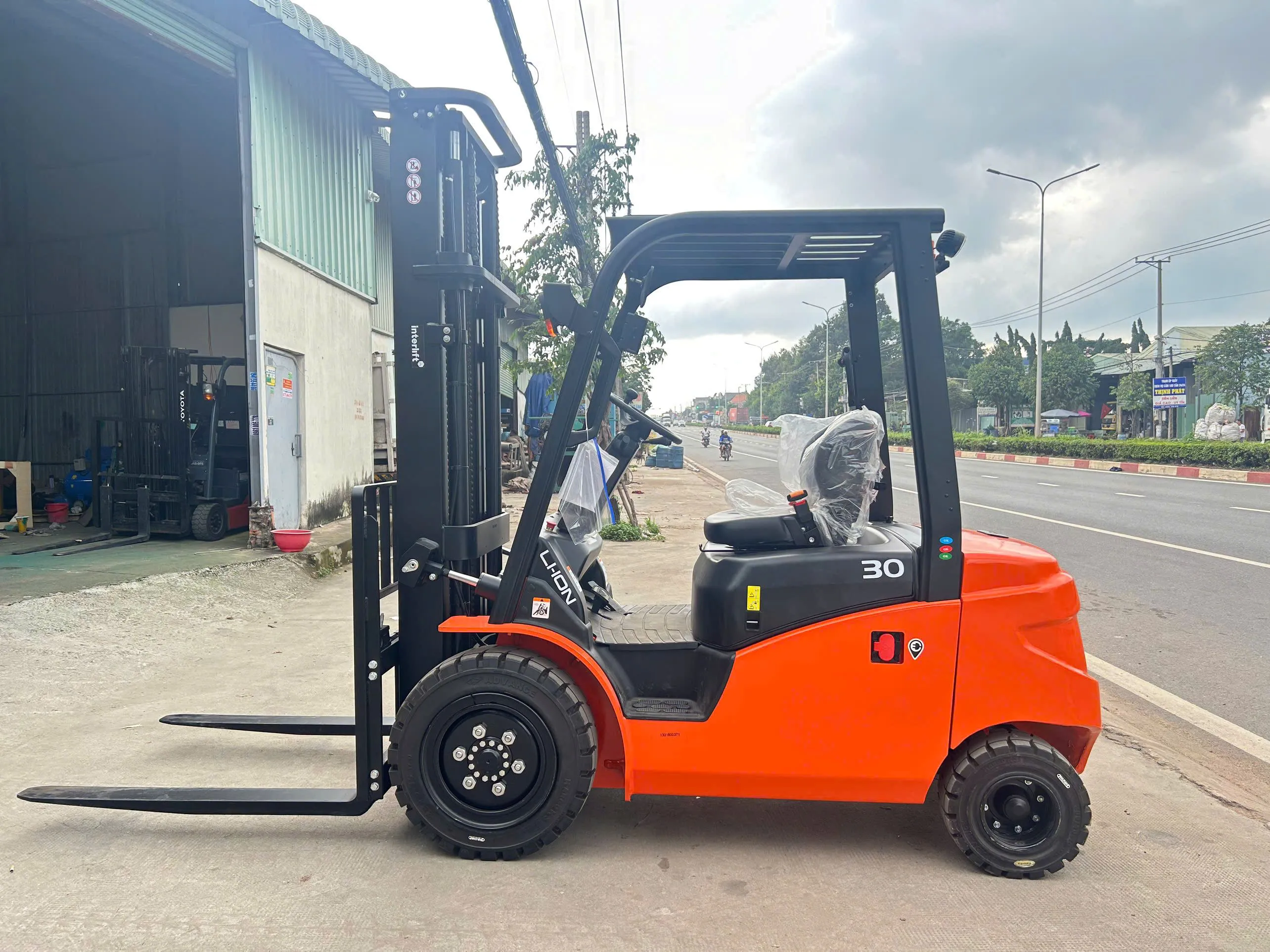 Xe nâng điện Interlift EFL303 3 tấn nâng cao 4m sản xuất 2024 mới 100%. Mã XM.B30EPS40.00749