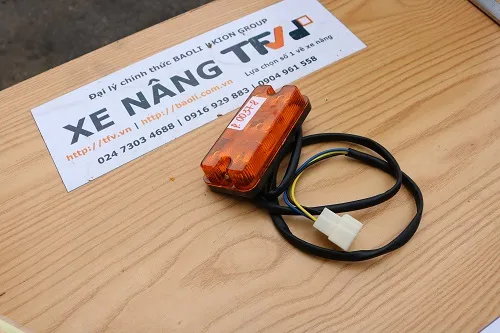 Cụm đèn xi nhan xe nâng HS-LL015 86 g nhìn mặt trước