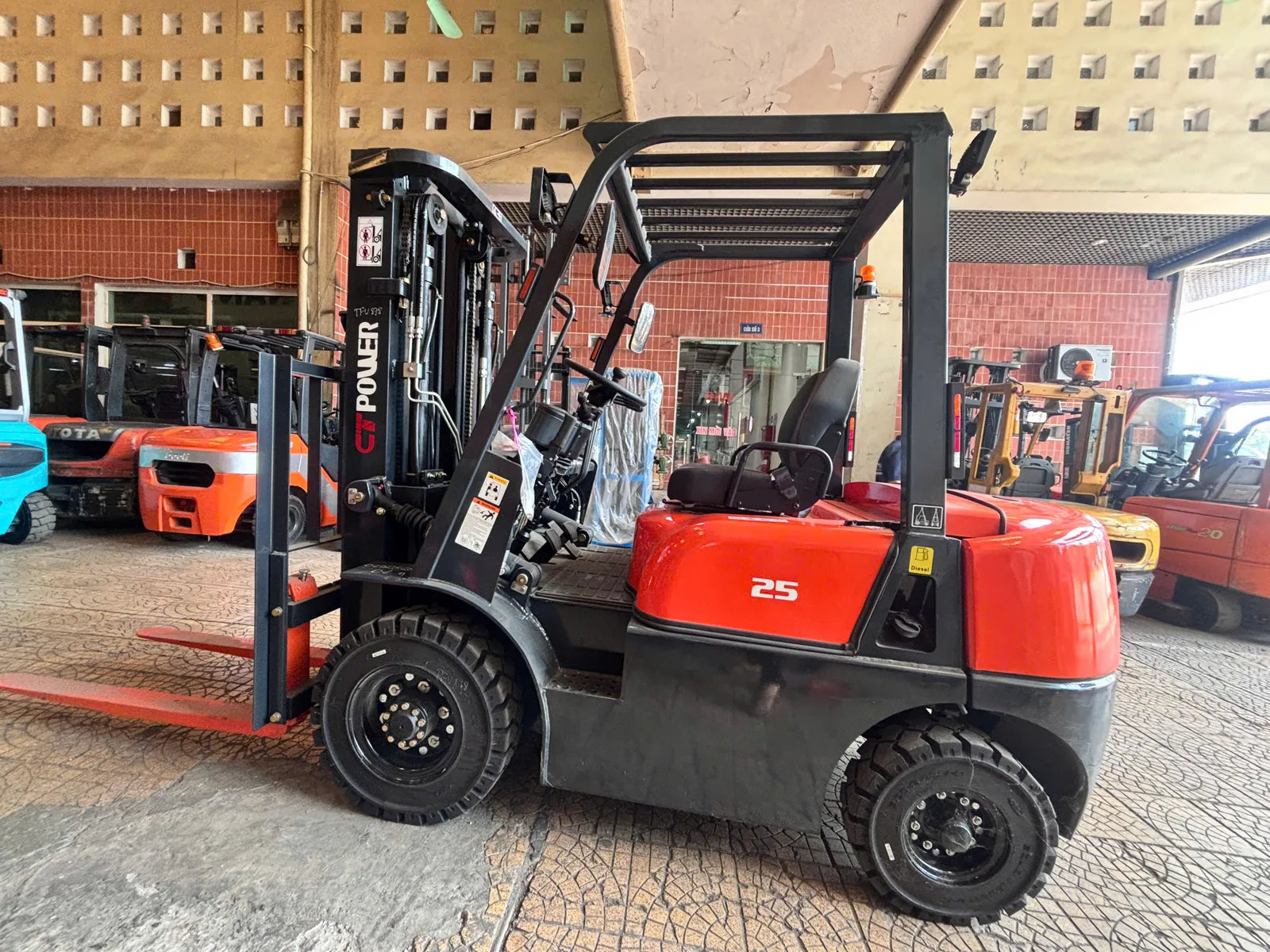 Xe nâng dầu CT Power FD25 2,5 tấn nhìn chéo bên hông tại kho TFV