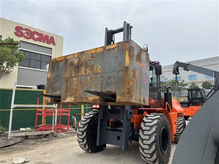 Xe nâng địa hình SOCMA HNY80 nâng khối hàng nặng