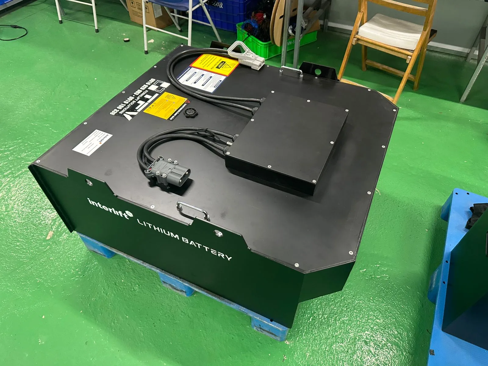 Pin lithium xe nâng 80V Interlift lắp ráp tại xưởng TFV