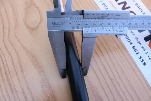 Đo đường kính thanh chống nắp capo xe nâng bằng thước kẹp
