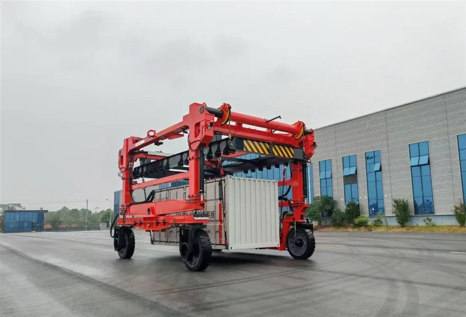 Cẩu straddle carrier SOCMA chở container