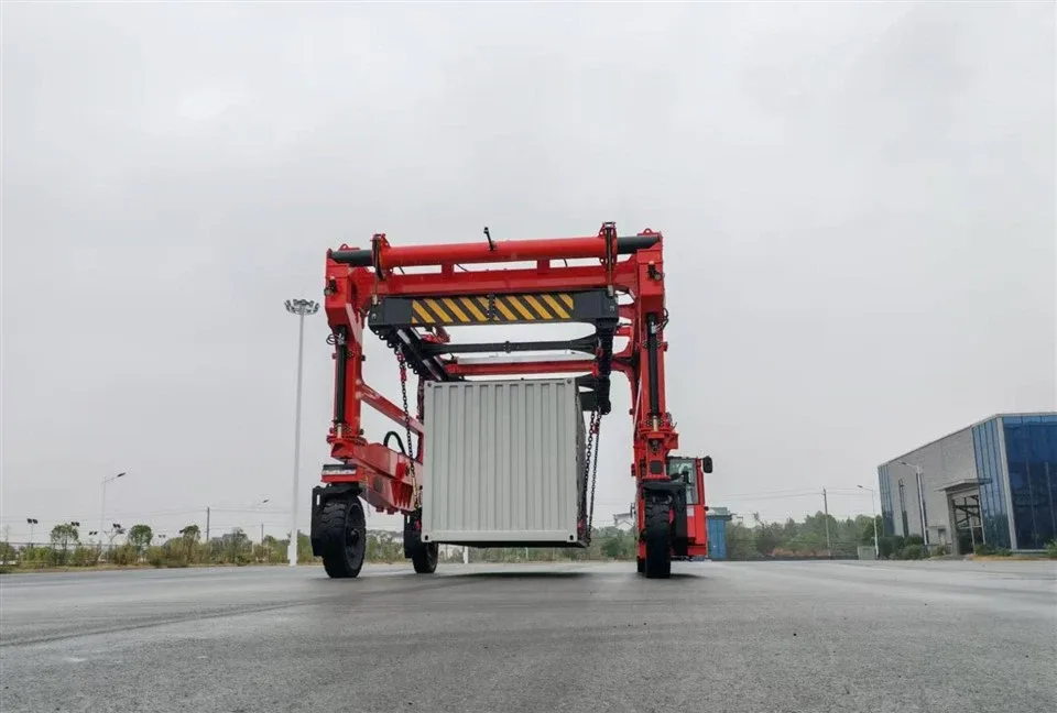 Straddle carrier SOCMA 45 tấn nhìn ngang