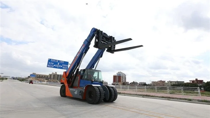 Xe nâng telescopic SOCMA HNTC180 nhìn trước
