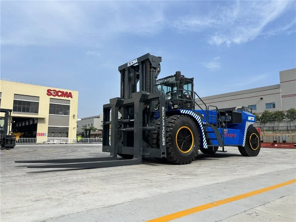 Xe nâng dầu SOCMA 72 tấn — nhìn ngang, khung nâng và càng dài