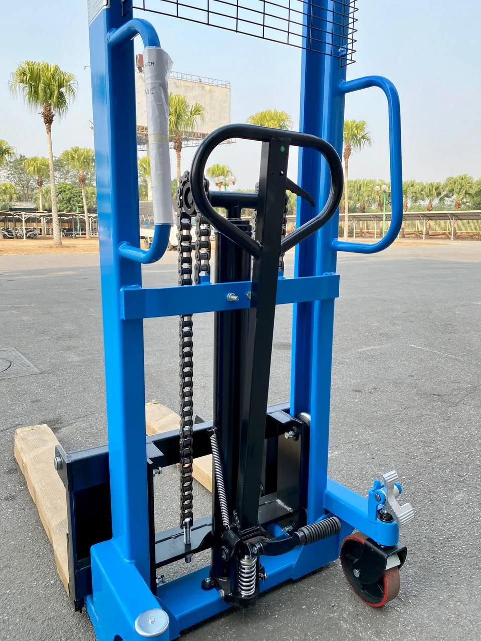 Tay bơm, bàn đạp và xi-lanh thủy lực của xe nâng tay cao Interlift CTY-E2.0T