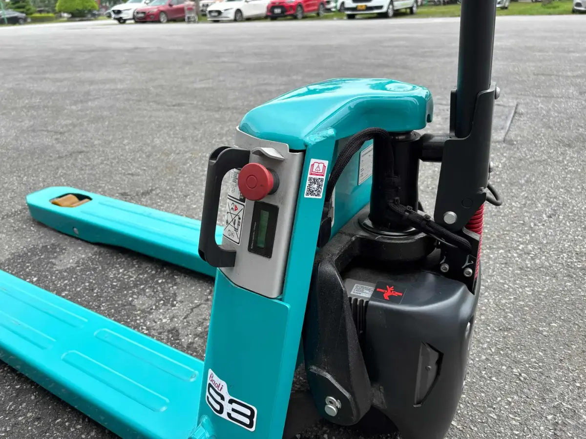 Nút dừng khẩn cấp và khoang pin xe nâng tay điện Baoli EP15 tại TFV