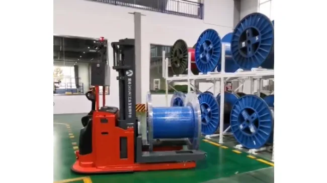 Xe tự động Sany cạnh kệ cuộn hàng — ảnh hãng