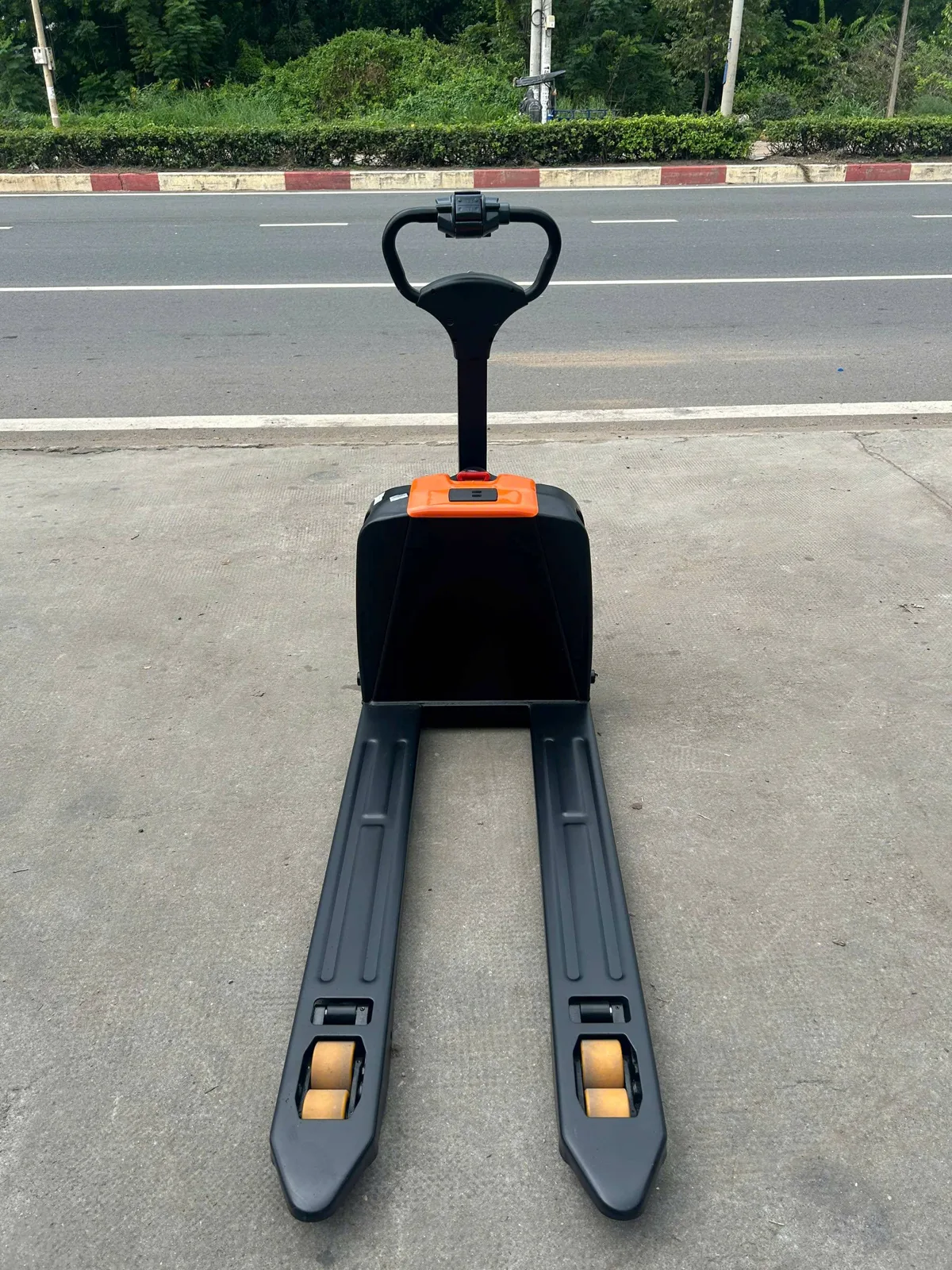 Xe nâng tay điện Interlift F4 201 nhìn thẳng phía sau