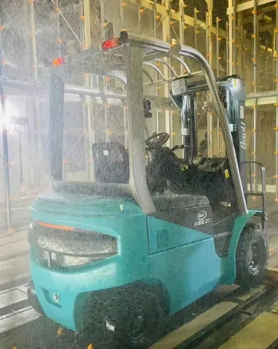 Xe nâng điện 3 bánh Baoli KBET15-Li-01 thử nghiệm phun nước toàn xe