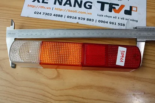 Đo nắp chắn đèn sau xe nâng 05153-08200 P.00411 bằng thước cặp