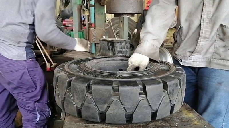 Cách thay lốp xe nâng đúng quy trình đảm bảo an toàn