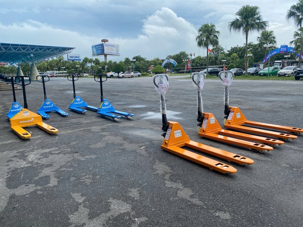 Tay điều khiển và bánh xe nâng tay Interlift 2,5 tấn