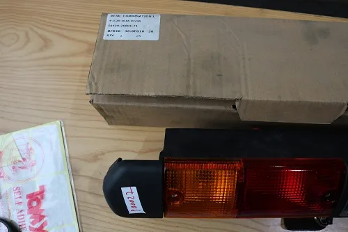 Thay đèn hậu xe nâng Toyota 8FD10-30 mã 56640-26601-71