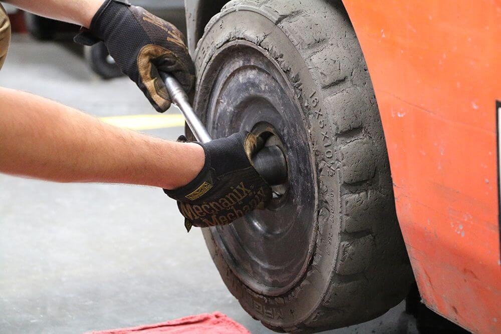 Cách thay lốp xe nâng đúng quy trình đảm bảo an toàn