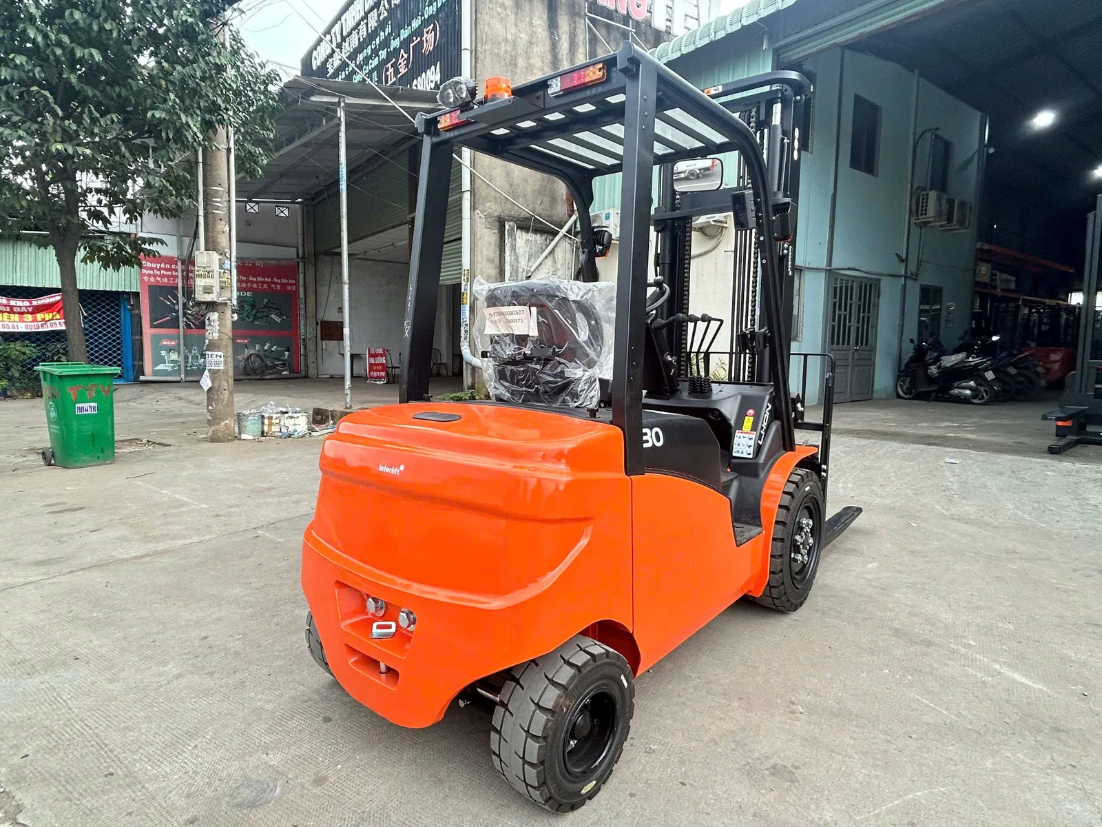 Đuôi xe nâng điện Interlift EFL303 với tem Interlift và tem pin lithium